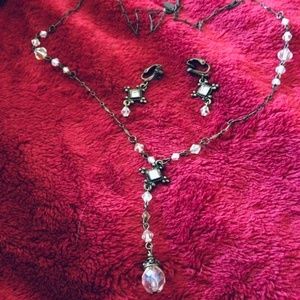 Rare Vintage Ladies crystal necklace & clip on earring set, N 17 1/2"  E 1 1/2".